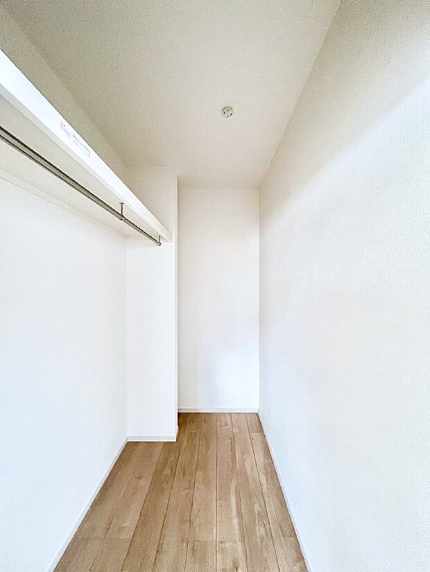 ウォークインクローゼット付きで生活空間を広く利用できます。