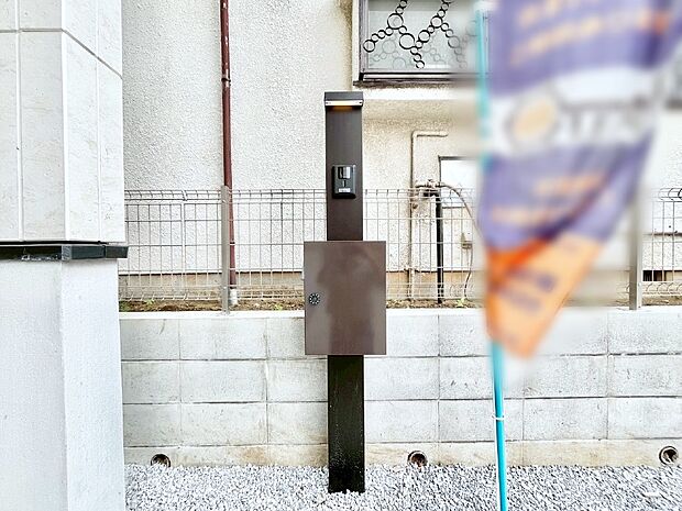 表札・インターホン・ポストをひとつに集約。エントランスになじむシンプルデザイン。