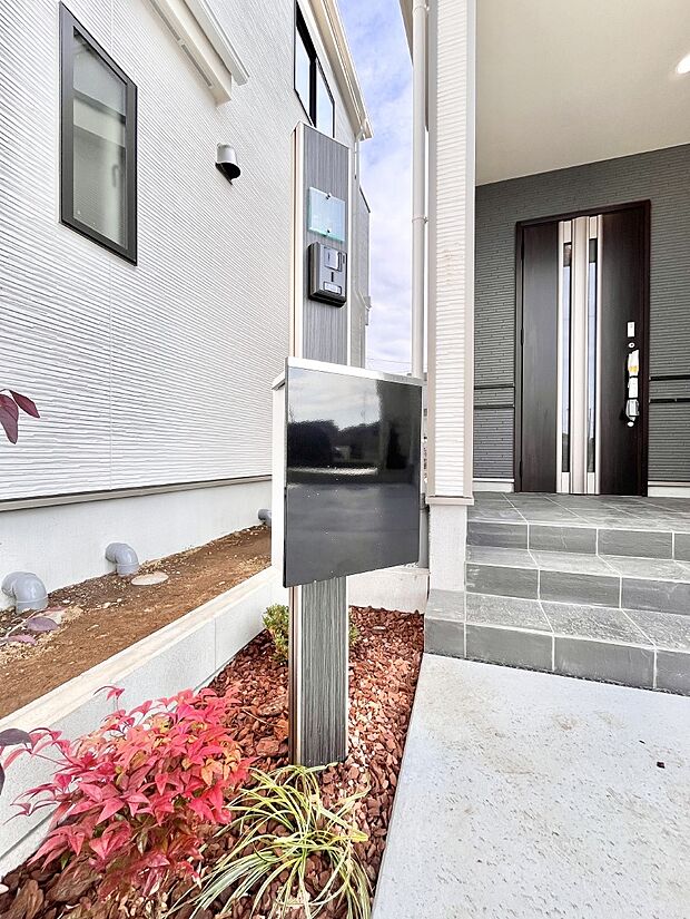 表札・インターホン・ポストをひとつに集約。エントランスになじむシンプルデザイン。