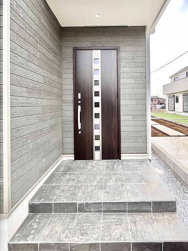 大切な家族、来客を出迎える玄関。