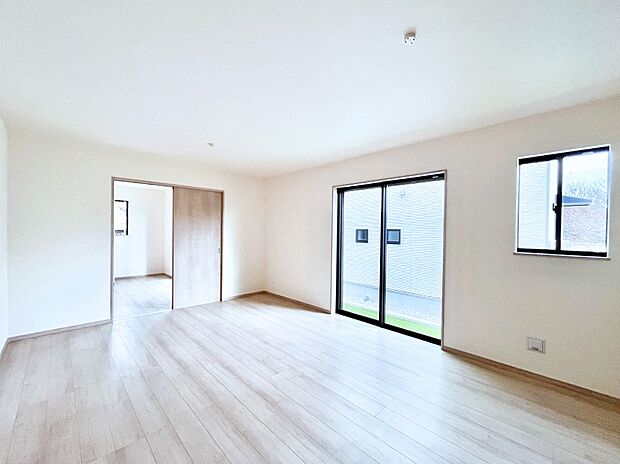 大きな窓からたっぷりの陽光と風を感じられるリビング