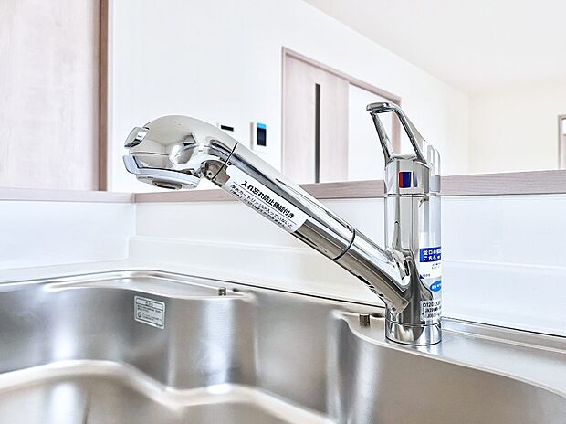 いつでも清潔なおいしいお水を。一つの水栓で水道水と浄水を使い分け。