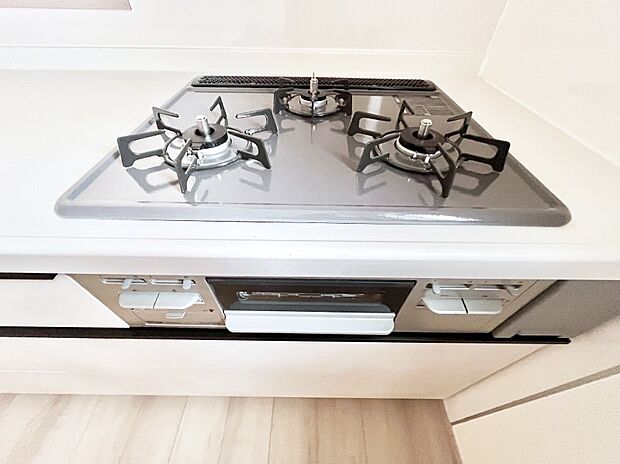 ガスコンロはＳｉセンサー搭載。火力調節や焦げ付き・消し忘れも防いでくれます。