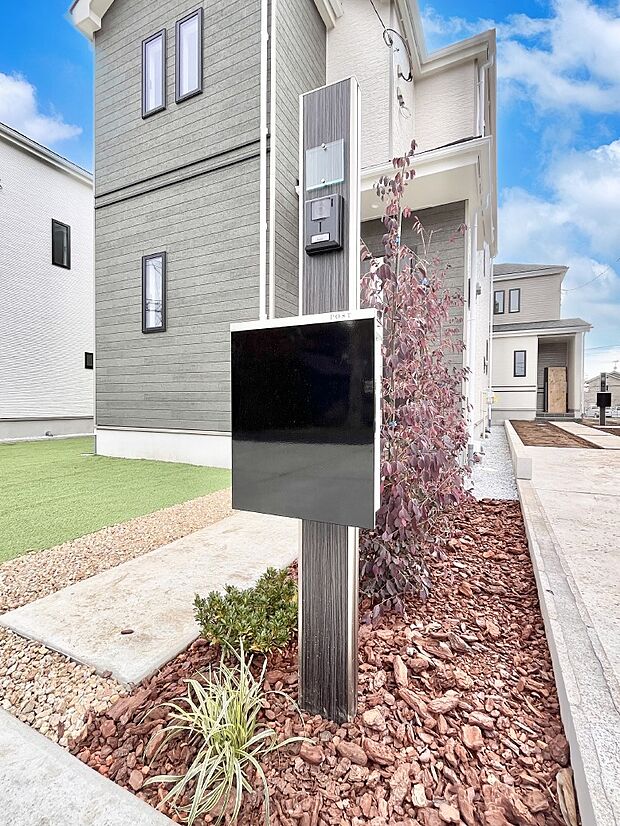 表札・インターホン・ポストをひとつに集約。エントランスになじむシンプルデザイン。