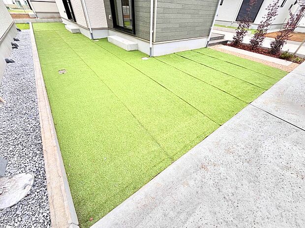 家族で楽しめる庭付きです。ガーデニングや物置を置いたり、お子様がいらっしゃるご家庭ではプールなど使い方はさまざまです。 