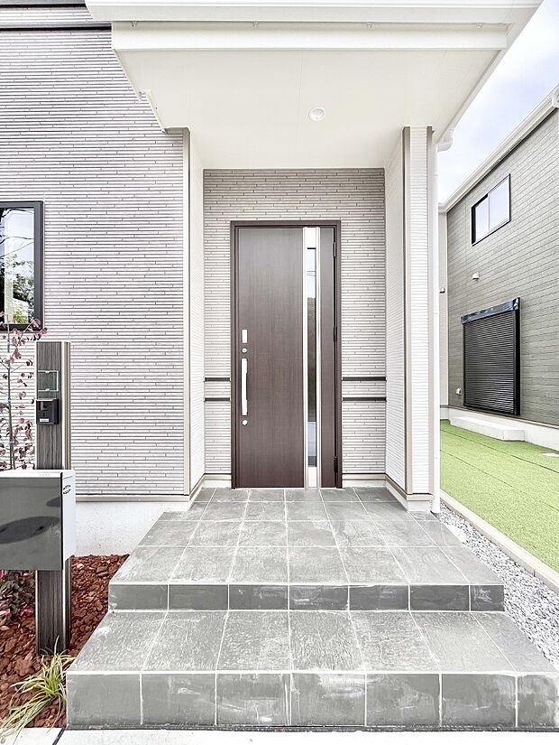 大切な家族、来客を出迎える玄関。