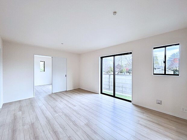 明るい陽光が注ぎ、寛ぎの雰囲気に満たされるリビング・ダイニング。