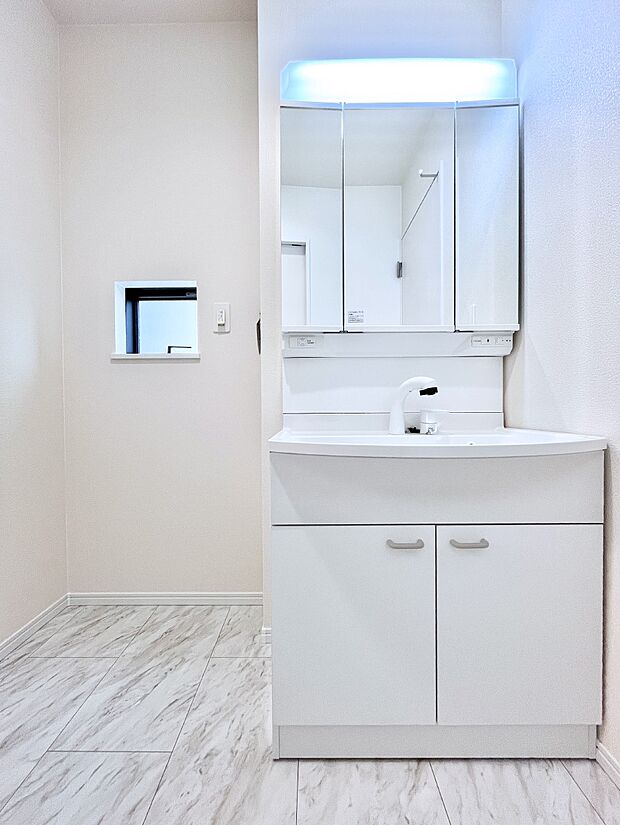 大きく見やすい三面鏡で清潔感ある洗面台は、身だしなみチェックや肌のお手入れにおすすめです。