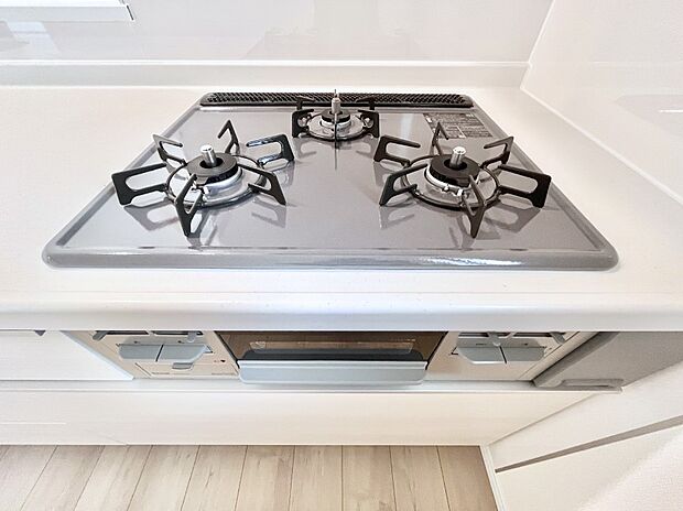 ガスコンロはSiセンサー搭載。火力調節や焦げ付き・消し忘れも防いでくれます。