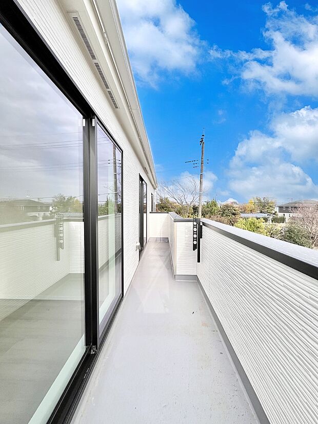 ゆったりバルコニーだから沢山お洗濯ものを干せます。