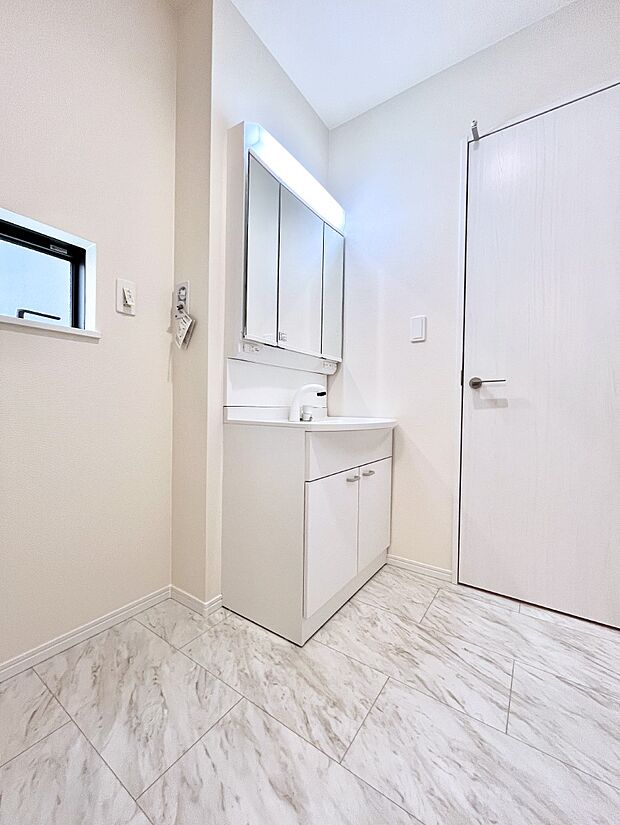 清潔感のある快適空間です。毎日の身支度も気持ち良くお使い頂けます。