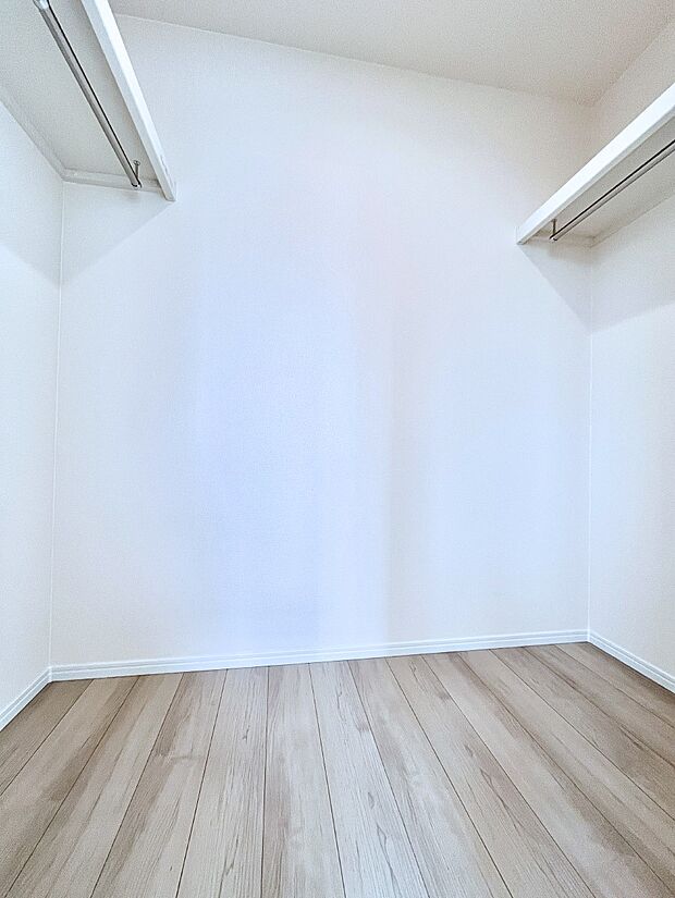 ウォークインクローゼット付きで生活空間を広く利用できます。