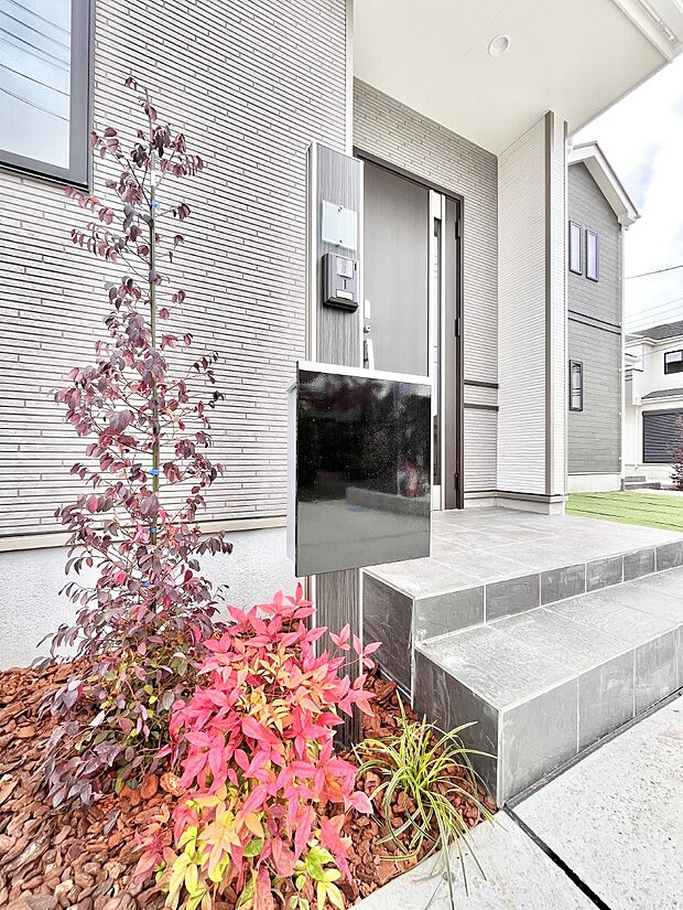 表札・インターホン・ポストをひとつに集約。エントランスになじむシンプルデザイン。