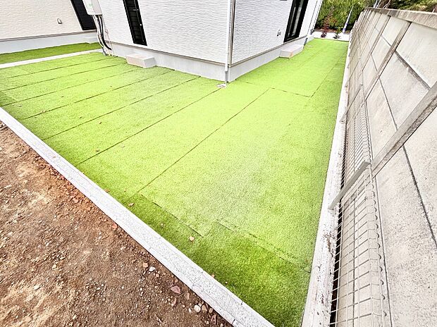 ガーデニングや家庭菜園も楽しめるお庭付き。