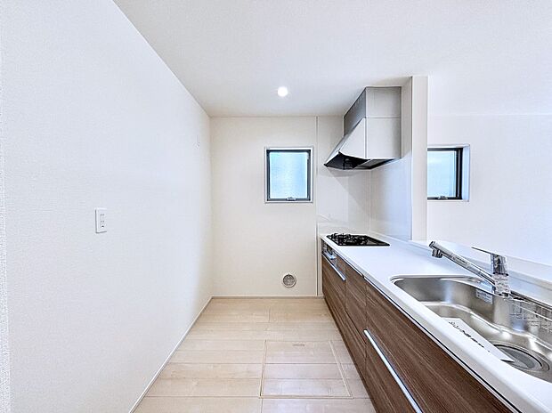 爽やかな風が通り抜けるキッチン。窓があるので明るく換気にも役立ちます。