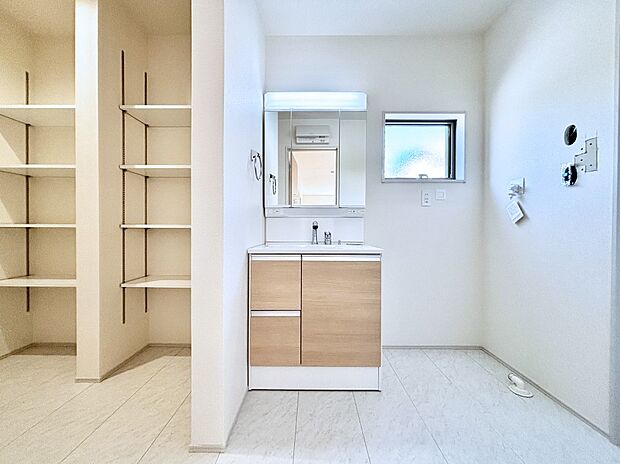 洗面化粧室にはランドリールームを設置。可動棚付きなので、タオルや洗剤などをスッキリと収納できます。