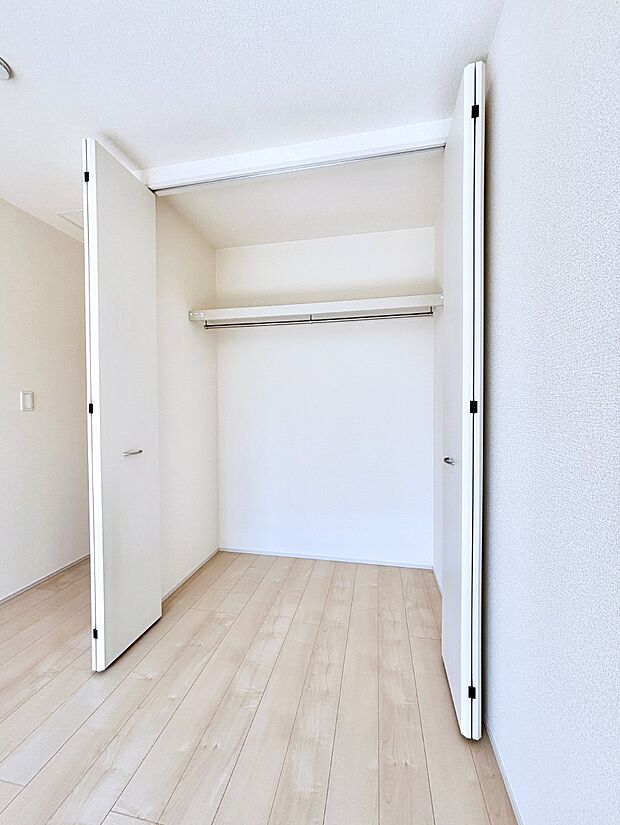 洋室のクローゼット。奥行きがあるので厚手の衣類もすっきり収まります。