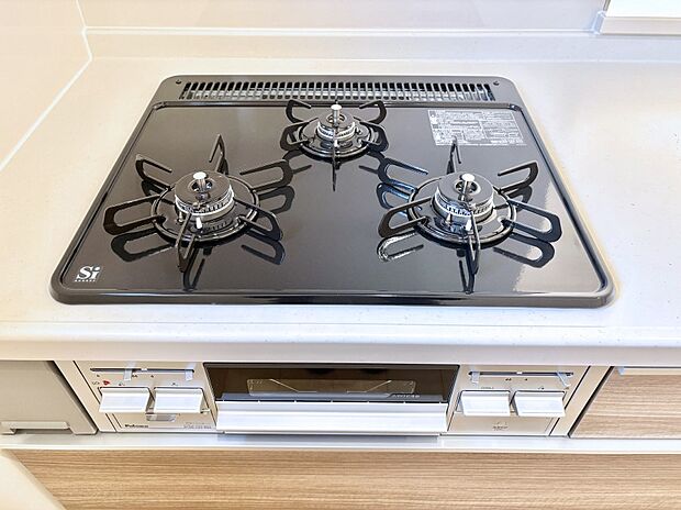 ガスコンロはＳｉセンサー搭載。火力調節や焦げ付き・消し忘れも防いでくれます。