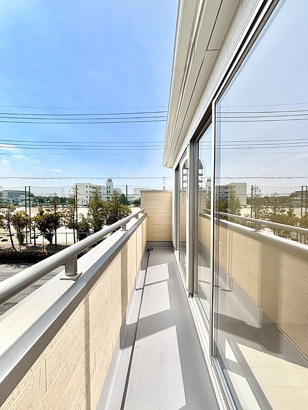 暖かな陽光が降り注ぐバルコニーはお洗濯におすすめ。爽やかな風も心地よいです。 