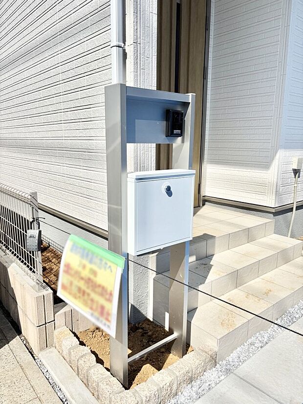 表札・インターホン・ポストをひとつに集約。エントランスになじむシンプルデザイン。