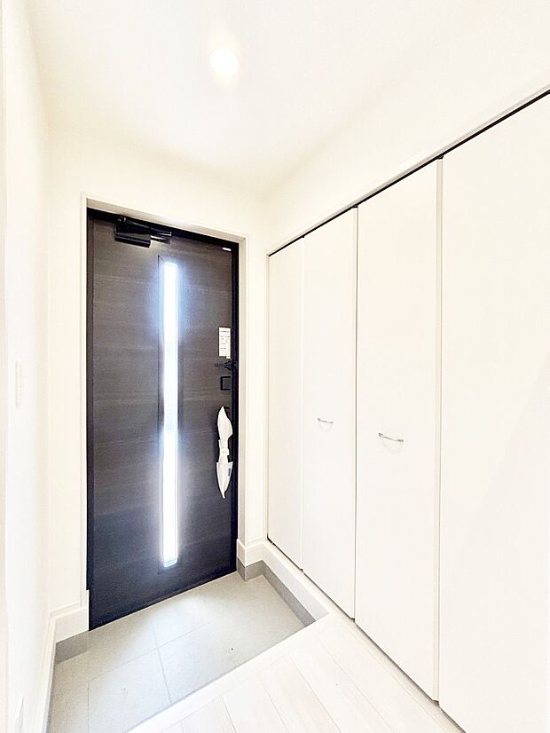 ガラススリットの入った玄関ドアが室内に光を届けてくれます