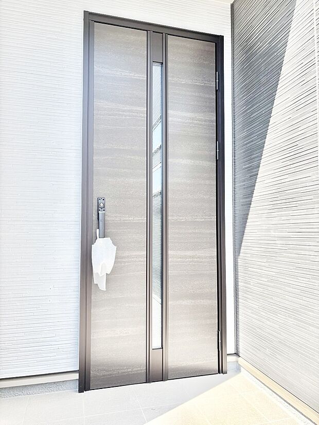 玄関前は雨が降っても濡れにくい屋根付き