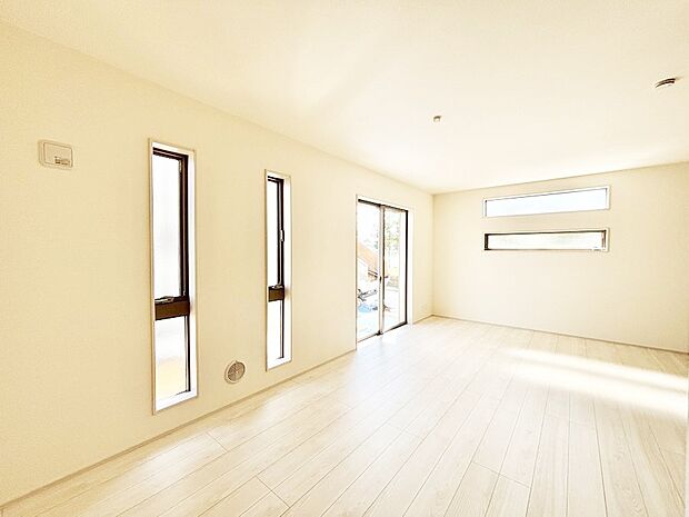 大きな窓からたっぷりの陽光と風を感じられるリビング