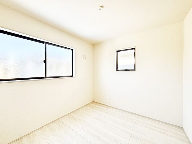 窓からのやさしい光が心地よいプライベートルーム