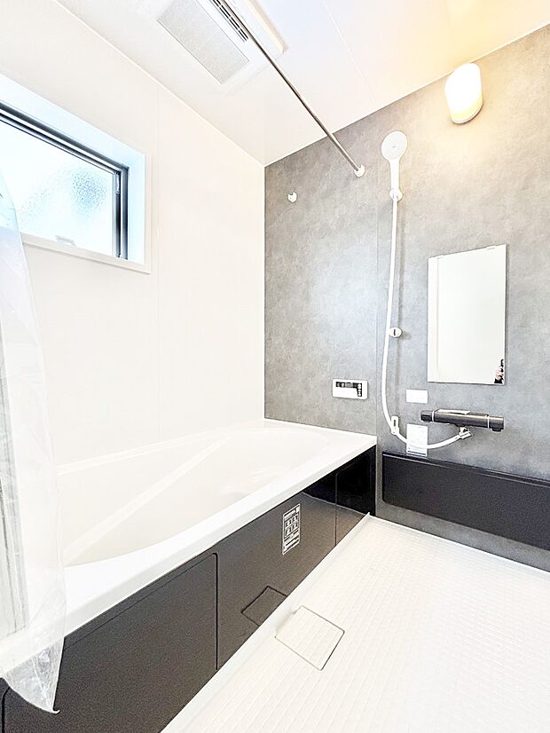 一日の疲れを癒してくれる明るい清潔感のあるバスルーム