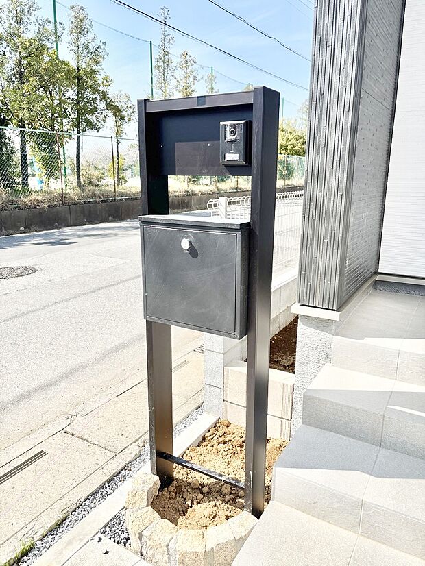 シンプルなデザインのポスト