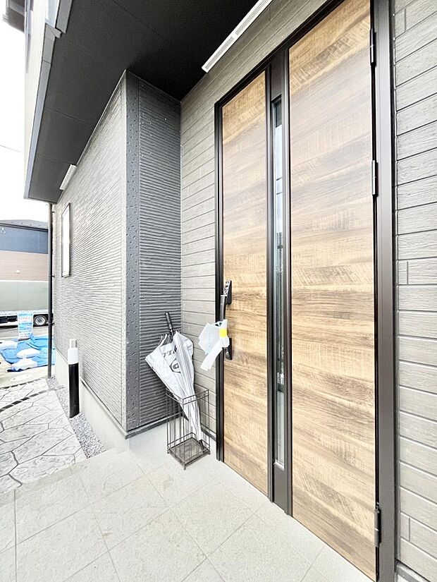 大切な家族、来客を出迎える玄関。