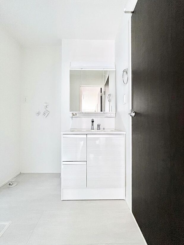 ゆとりの洗面スペースで朝の身支度もスムーズに