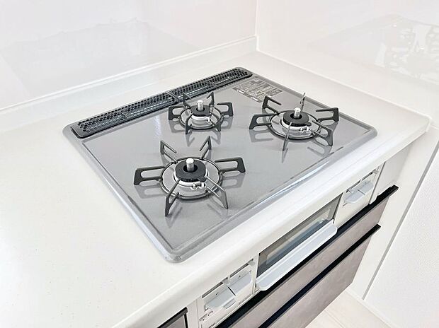 ガスコンロはＳｉセンサー搭載。火力調節や焦げ付き・消し忘れも防いでくれます。