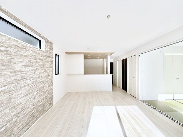 アクセントクロスがお洒落なダイニング。家族でのんびりくつろげる広々スペース。