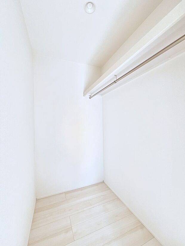 ウォークインクローゼット付きで生活空間を広く利用できます。