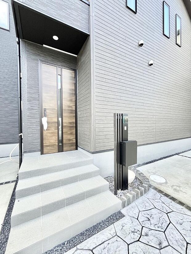 玄関アプローチにはプランターを並べて季節の花でお客様をおもてなしできます。