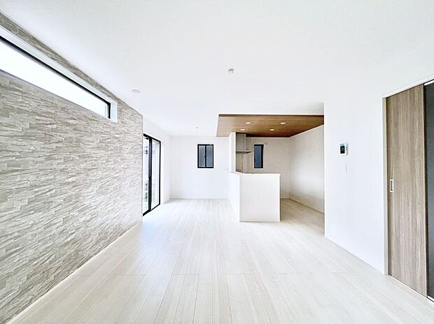 家族団らんの時間も増えそうなくつろぎのリビングダイニング。