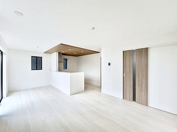 日当たりの良いリビング。お気に入りのグリーンを飾れば更に心地よさがアップ!