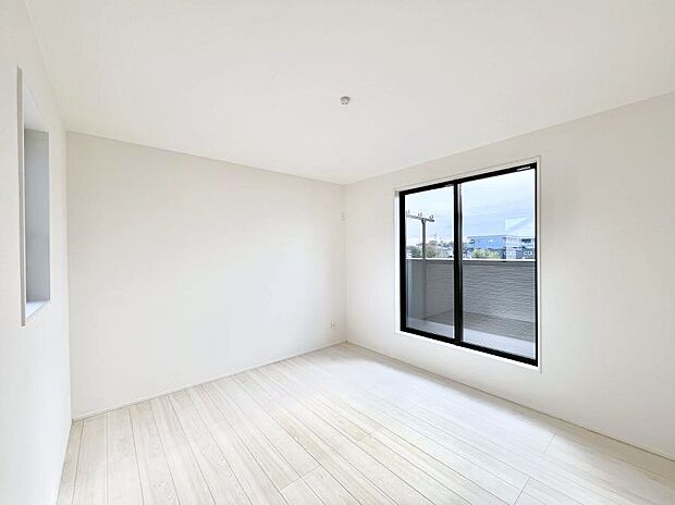 バルコニーが開放感をプラスしてくれる洋室