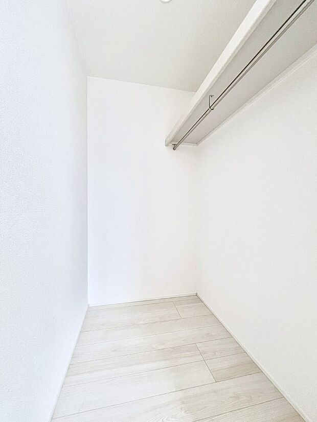 ウォークインクローゼット付きで生活空間を広く利用できます。