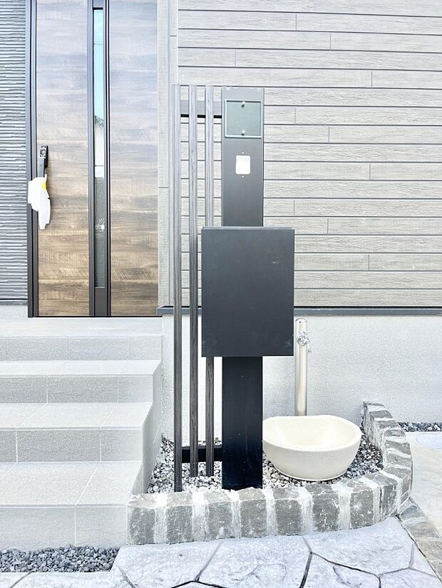 表札・インターホン・ポストをひとつに集約。エントランスになじむシンプルデザイン。