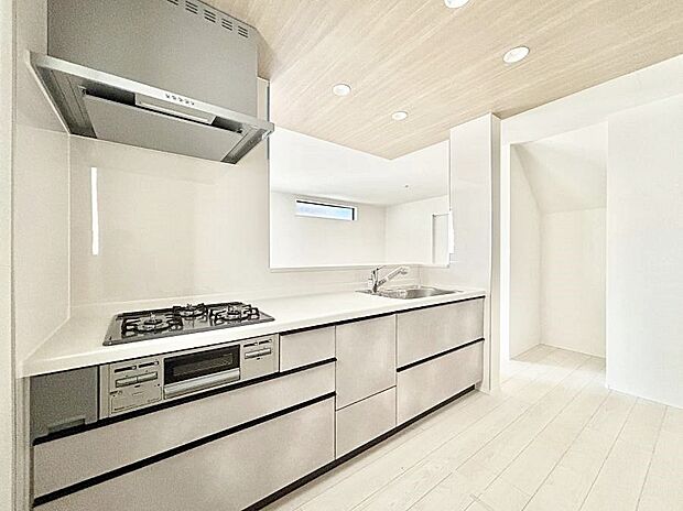 カウンター越しに楽しいおしゃべり。いつものお料理がもっと美味しくなりそうですね。