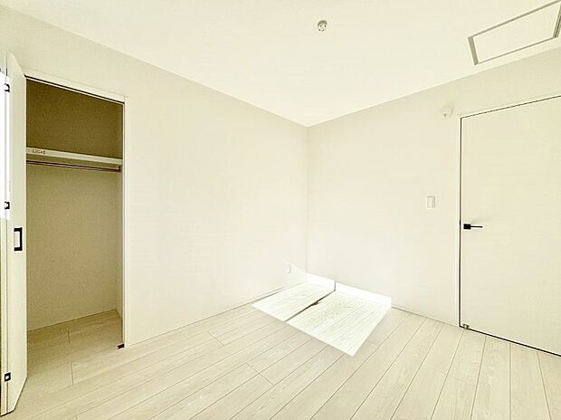 お子さまのお部屋としても！衣類の整理整頓に便利なクローゼット付きの洋室！