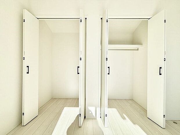 洋室のクローゼット。奥行きがあるので厚手の衣類もすっきり収まります。