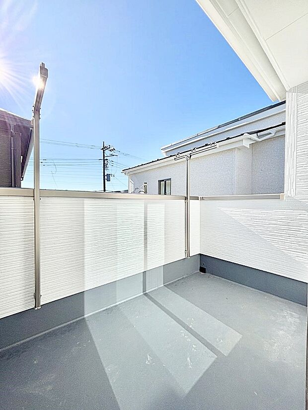 広々バルコニーでお洗濯物が気持ちよく乾きます。