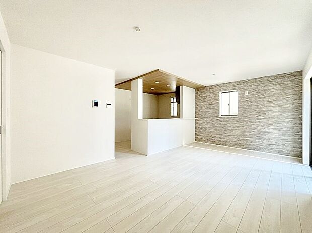 アクセントクロスがお洒落なダイニング。家族でのんびりくつろげる広々スペース。