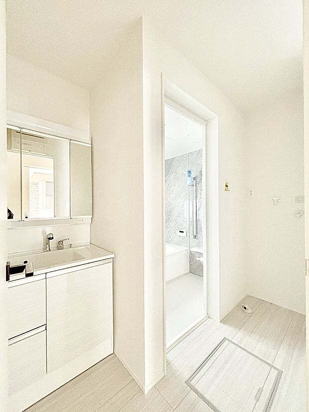 洗面所はゆとりのあるスペースで、身支度や入浴後のスキンケアも心に余裕をもってできそうです。