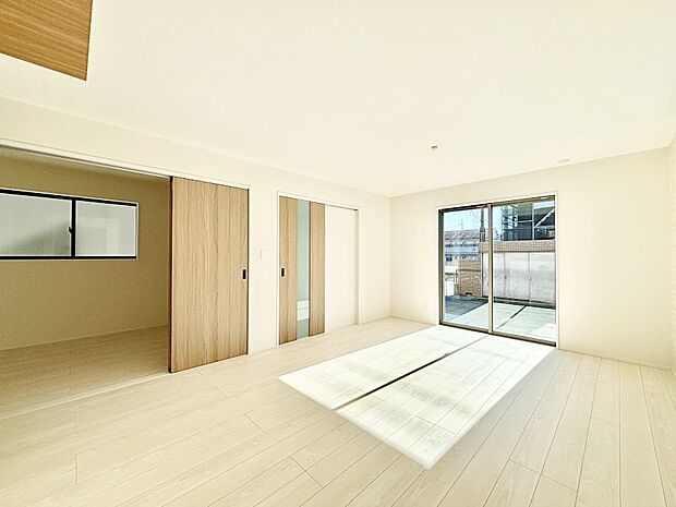 明るい陽光が注ぎ、寛ぎの雰囲気に満たされるリビング・ダイニング。