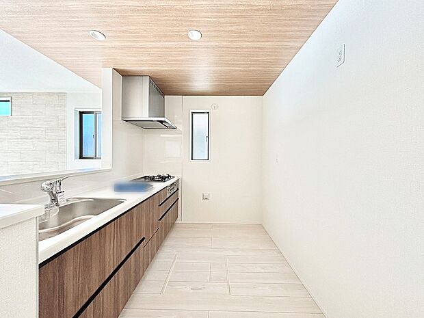 爽やかな風が通り抜けるキッチン。窓があるので明るく換気にも役立ちます。