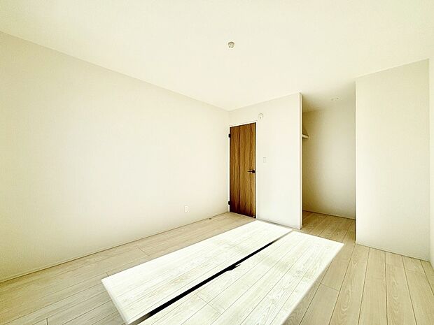 ウォークインクローゼットがあるお部屋。季節ごとの入れ替えも不要で便利です。